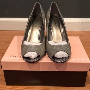 Size 8 NEW Bandolino silver/glitter wedges